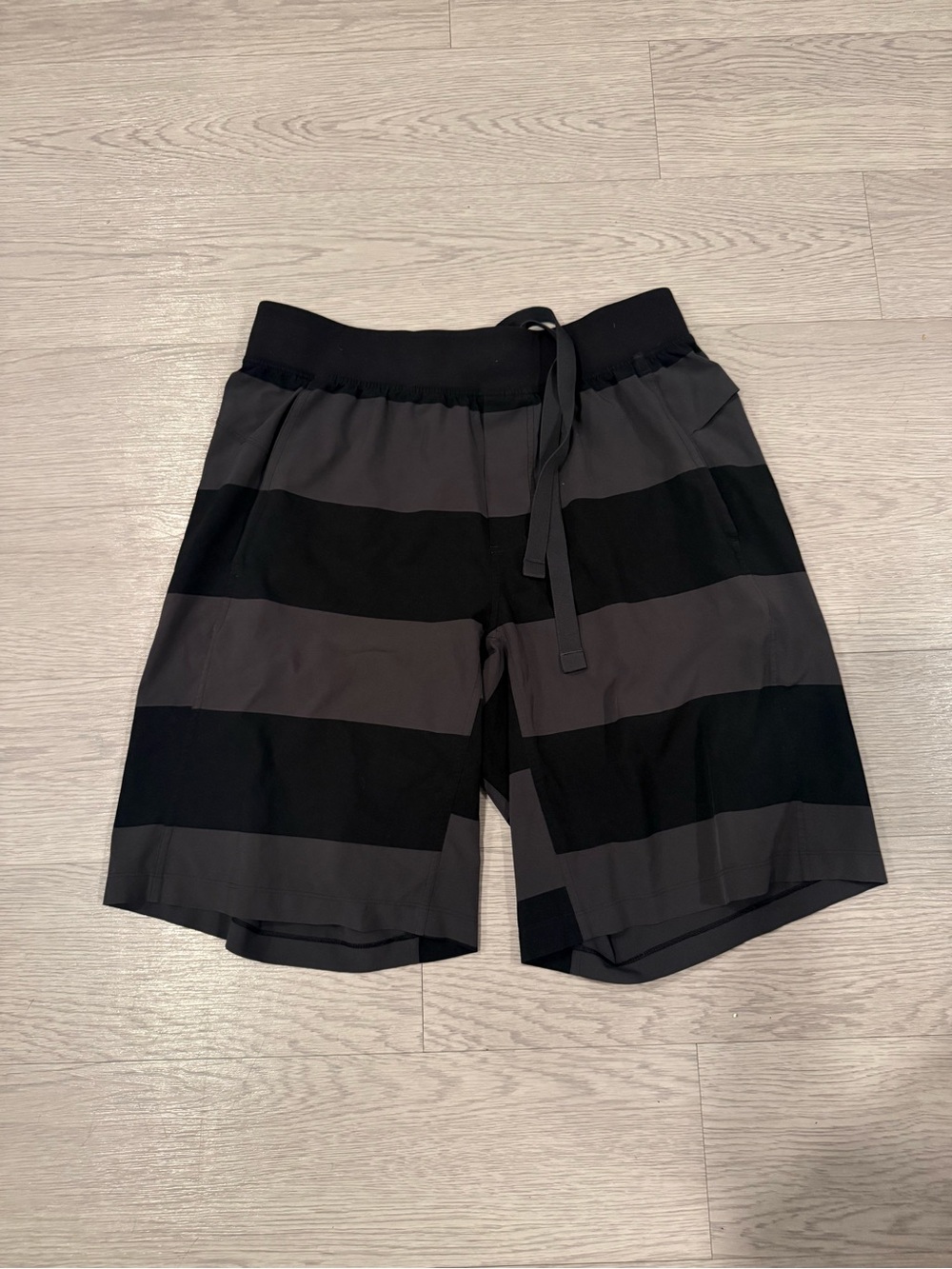 Lululemon Men’s Shorts Size L Striped Gray Drawstring Pockets 9”